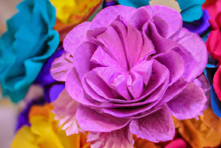 Créez des merveilles florales éternelles avec des fleurs en papier crépon